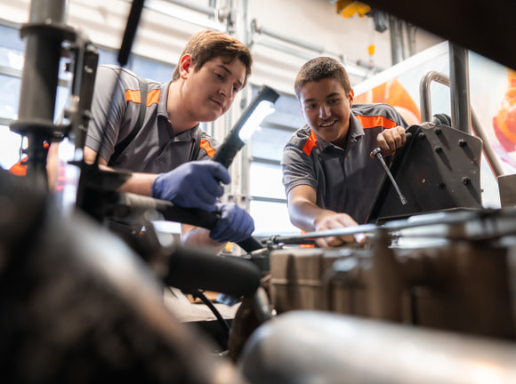 Mitarbeiter schauen sich Tools an Mitarbeiter schauen sich Tools an